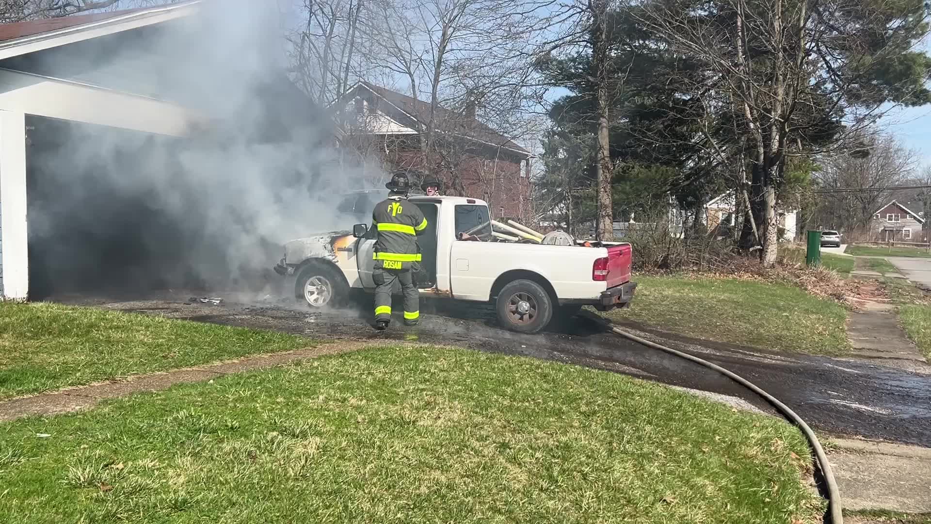 Truck fire spreads to garage in Youngstown – WKBN.com