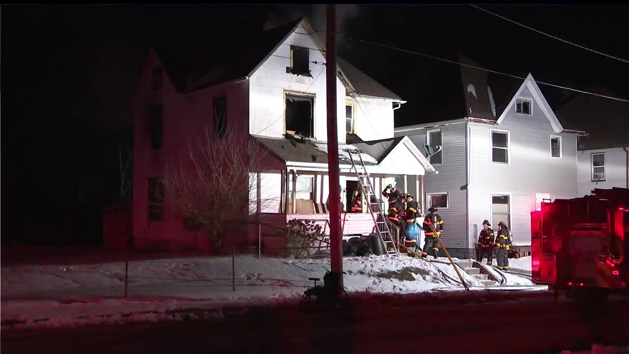 Crews rescue 2 people from Youngstown house fire – WKBN.com