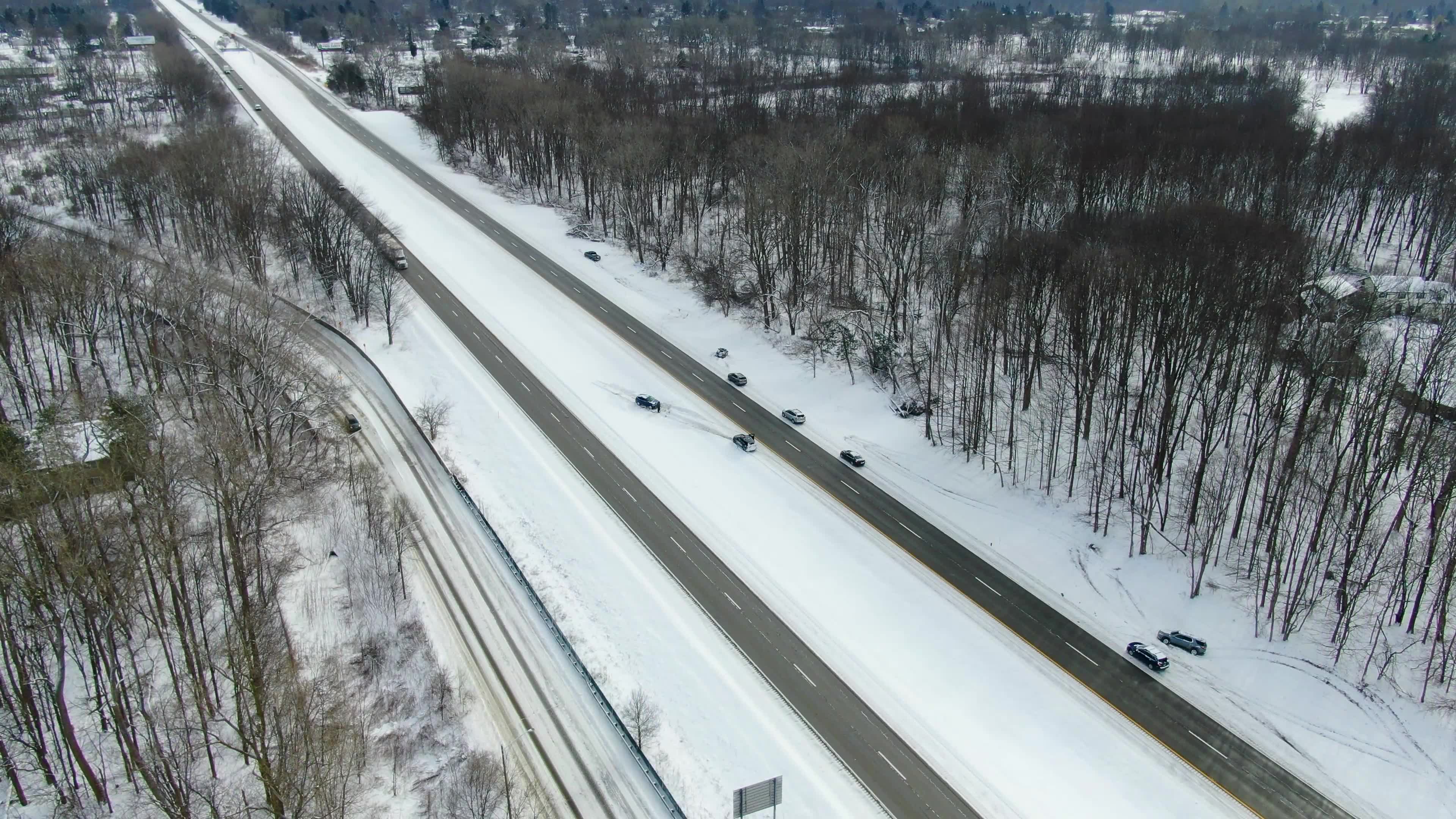 Multiple crashes, slide-offs closes eastbound I-96 in Lansing – WLNS 6 News