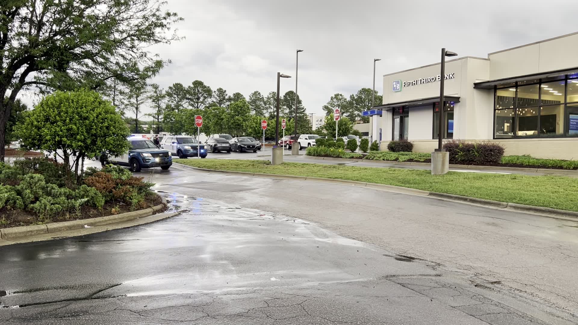 Robbery investigation underway at Fifth Third Bank in Raleigh – CBS17.com