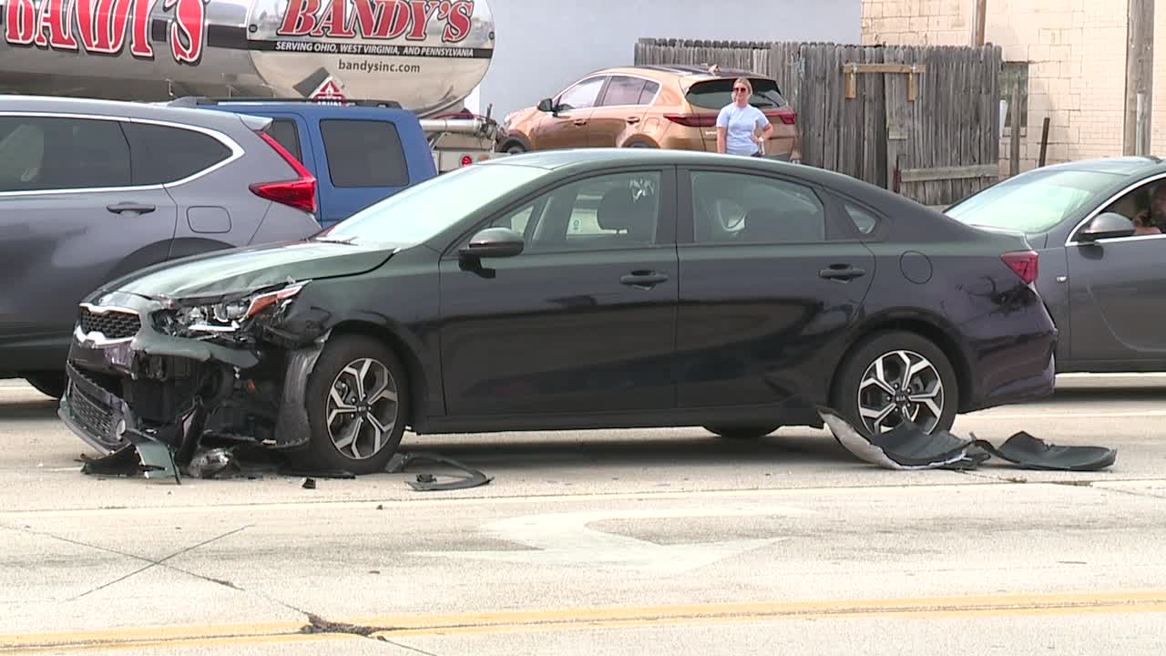 Teen arrested following police chase, 3vehicle crash in Parma Fox 8