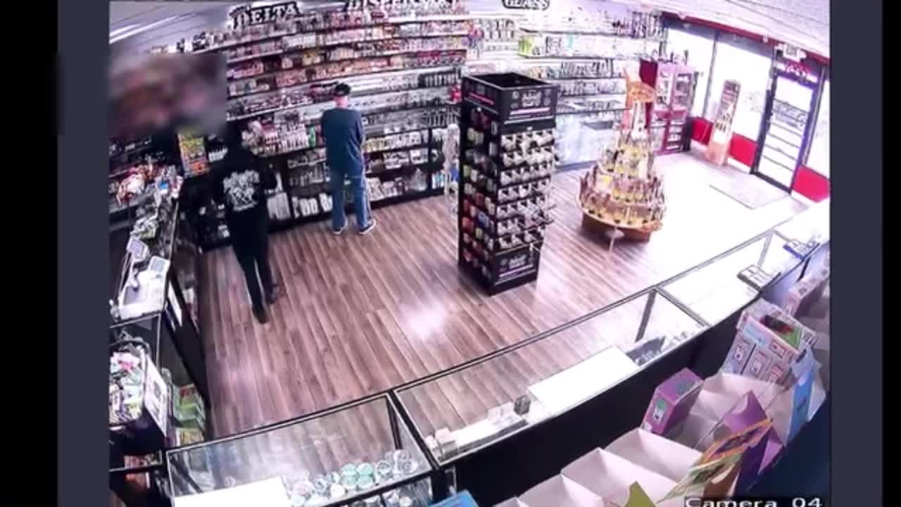 Aggravated robbery at vape shop (Video courtesy Warren Police Department)